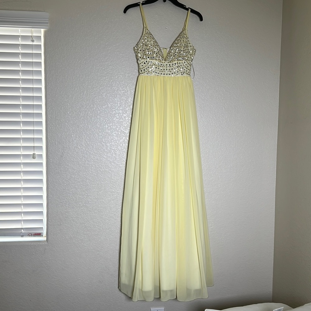 Xtraordinary yellow gown
